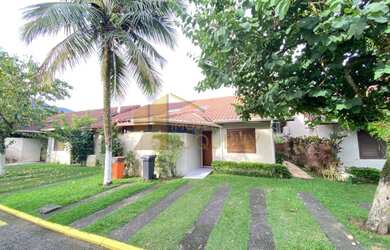 Imagem: A casa em condomínio possui 3 Dormitórios, 3 Suítes, 4 Banheiros