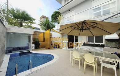 Imagem: A casa em condomínio e possui 5 Dormitórios, 5 Suítes, Banheiros