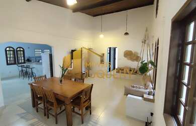 Imagem: A casa possui 4 Dormitórios, 2 Suítes, 4 Banheiros, 2 Vagas