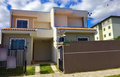 Imagem: A casa possui 2 Dormitórios, 1 Banheiro, 2 Vagas na garagem