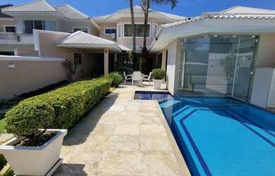 Imagem: A casa em condomínio possui 4 Dormitórios, 4 Suítes, 6 Banheiros