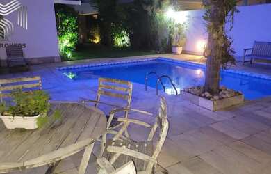 Imagem: A casa em condomínio possui 4 Dormitórios, 2 Suítes, 3 Banheiros