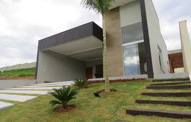 Imagem: A casa possui 3 Dormitórios, 1 Suíte, 4 Banheiros, 4 Vagas