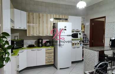 Imagem: A casa possui 3 Dormitórios, 1 Suíte, 1 Banheiro, 2 Vagas