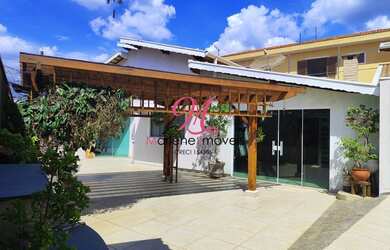 Imagem: A casa possui 2 Dormitórios, 1 Suíte, 3 Banheiros, 6 Vagas