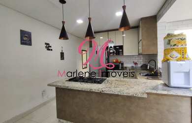 Imagem: A casa possui 2 Dormitórios, 1 Suíte, 2 Banheiros, 3 Vagas