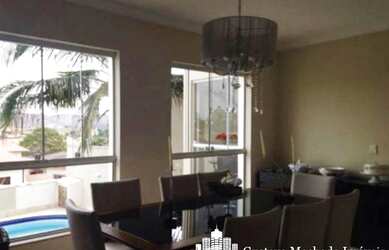 Imagem: A casa possui 5 Dormitórios, 1 Suíte, 410m² de Área Privada