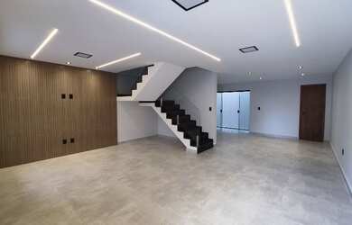 Imagem: A casa possui 3 Dormitórios, 1 Suíte, 4 Banheiros e 2 Vagas