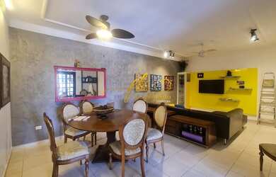 Imagem: A casa possui 3 Dormitórios, 1 Suíte, 2 Banheiros, 3 Vagas