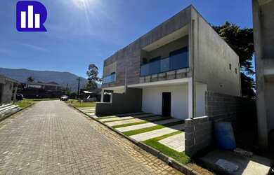 Imagem: A casa em condomínio possui 3 Dormitórios, 3 Suítes, 4 Banheiros