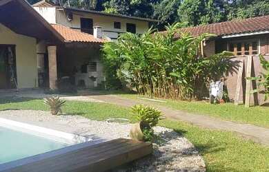 Imagem: A casa possui 2 Dormitórios, 1 Suíte, 2 Banheiros, 5 Vagas