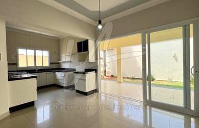 Imagem: A casa em condomínio possui 3 Dormitórios, 1 Suíte, 2 Banheiros