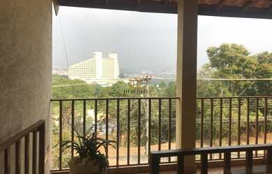 Imagem: A casa possui 4 Dormitórios, 1 Suíte, 2 Banheiros, 8 Vagas