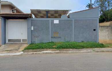 Imagem: A casa possui 3 Dormitórios, 1 Suíte, 2 Banheiros, 3 Vagas