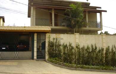 Imagem: A casa possui 3 Dormitórios, 1 Suíte, 2 Banheiros, 4 Vagas