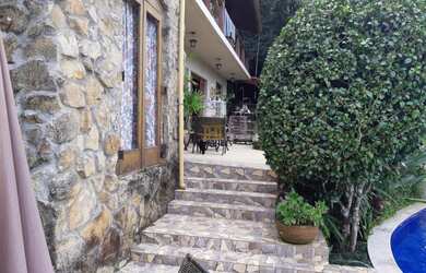 Imagem: A casa possui 4 Dormitórios, 4 Suítes, 1 Banheiro e 700m²