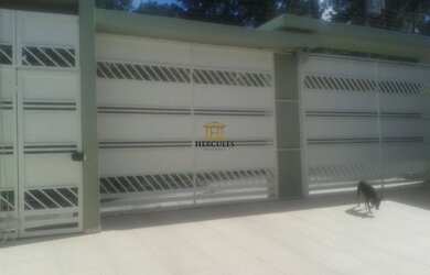 Imagem: A casa possui 4 Dormitórios, 1 Suíte, 3 Banheiros, 6 Vagas