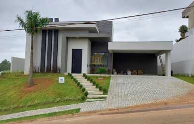 Imagem: A casa possui 3 Dormitórios, 3 Suítes, 2 Vagas na garagem