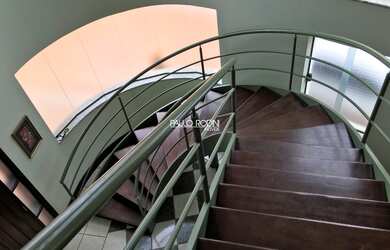 Imagem: A casa possui 4 Dormitórios, 3 Suítes, 3 Banheiros, 8 Vagas