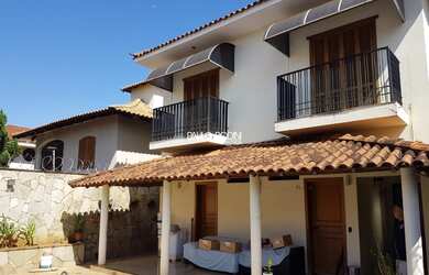 Imagem: A casa possui 4 Dormitórios, 2 Suítes, 4 Banheiros, 4 Vagas