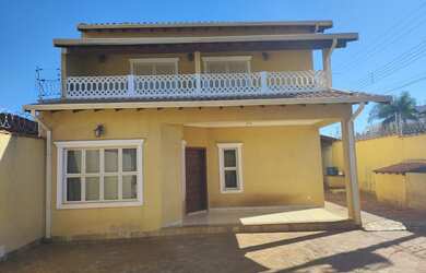 Imagem: A casa possui 3 Dormitórios, 1 Suíte, 4 Banheiros, 6 Vagas