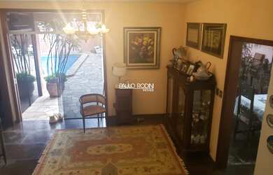 Imagem: A loja possui 3 Dormitórios, 3 Suítes, 6 Banheiros, 4 Vagas