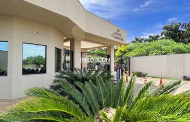 Imagem: A casa em condomínio possui 3 Dormitórios, 3 Suítes, 4 Banheiros