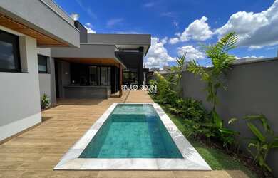 Imagem: A casa em condomínio possui 4 Dormitórios, 4 Suítes, 5 Banheiros