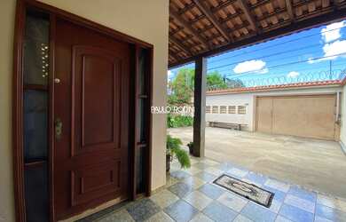 Imagem: A casa possui 2 Dormitórios, 1 Suíte, 2 Banheiros, 6 Vagas