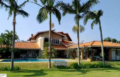 Imagem: A casa em condomínio possui 6 Dormitórios, 5 Suítes, 7 Banheiros