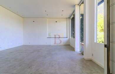 Imagem: A casa possui 4 Dormitórios, 4 Suítes, 8 Banheiros, 2 Vagas