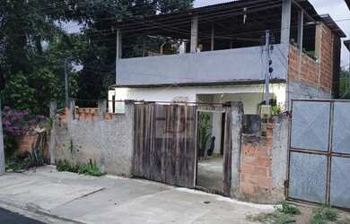 Imagem: A casa possui 2 Dormitórios, 1 Suíte, 2 Vagas na garagem e