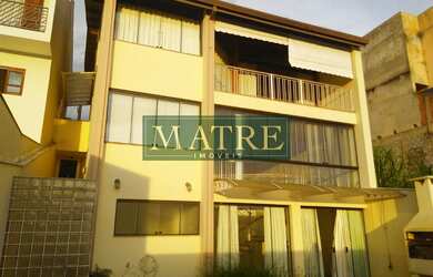 Imagem: A casa possui 3 Dormitórios, 3 Suítes, 5 Banheiros, 4 Vagas