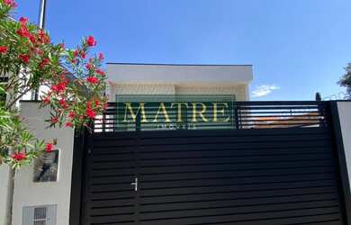 Imagem: A casa possui 3 Dormitórios, 1 Suíte, 2 Vagas na garagem