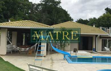 Imagem: A casa possui 3 Dormitórios, 3 Suítes, 6 Banheiros, 10 Vagas