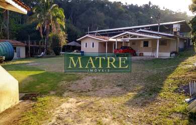 Imagem: A chácara possui 4 Dormitórios, 1 Suíte, 4 Banheiros, 4 Vagas