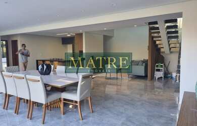 Imagem: A casa em condomínio possui 5 Dormitórios, 5 Suítes, 7 Banheiros