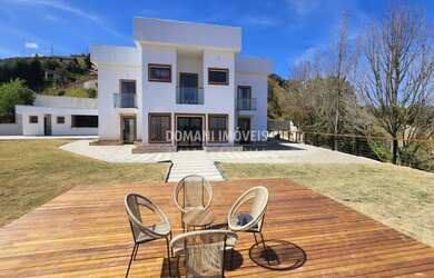 Imagem: A casa possui 7 Dormitórios, 7 Suítes, 4 Vagas na garagem