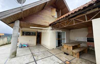 Imagem: A casa possui 3 Dormitórios, 1 Banheiro, 2 Vagas na garagem