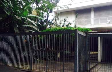 Imagem: O terreno possui 4 Dormitórios, 2 Suítes, 4 Banheiros, 6 Vagas