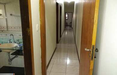 Imagem: A casa possui 4 Dormitórios, 1 Suíte, 3 Banheiros, 2 Vagas