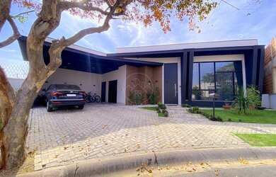 Imagem: A casa em condomínio possui 3 Dormitórios, 3 Suítes, 4 Banheiros