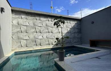 Imagem: A casa possui 3 Dormitórios, 3 Banheiros, 2 Vagas na garagem