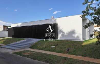 Imagem: A casa em condomínio possui 4 Dormitórios, 4 Suítes, 5 Banheiros