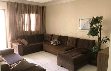 Imagem: A casa possui 3 Dormitórios, 1 Suíte, 2 Banheiros, 2 Vagas