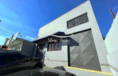 Imagem: O depósito possui 3 Banheiros, 3 Vagas na garagem, 220m² de