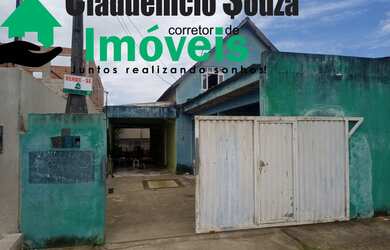 Imagem: A casa possui 3 Dormitórios, 1 Banheiro, 2 Vagas na garagem