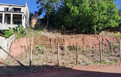 Imagem: O terreno possui 300m² de Área e está localizado em Serra