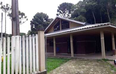 Imagem: A chácara possui 4 Dormitórios, 2 Banheiros, 3 Vagas na garagem