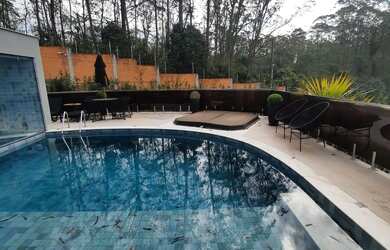 Imagem: A casa possui 5 Dormitórios, 5 Suítes, 7 Banheiros e 9 Vagas